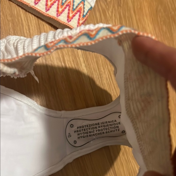 White Zigzag Trim Bikini Set size medium new. - Picture 3 of 4